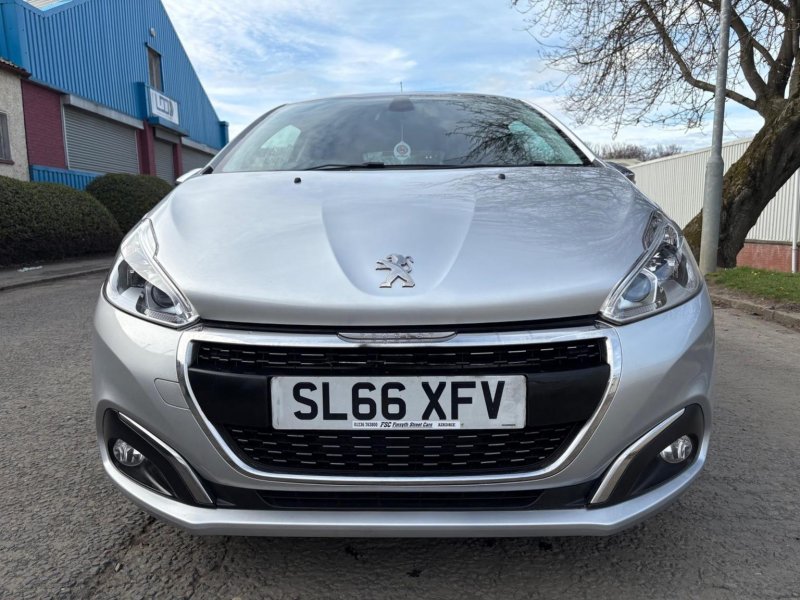 PEUGEOT 208